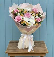 Букет цветов из:  Гвоздики, Орхидеи и Розы в Железнодорожном Иркутской области