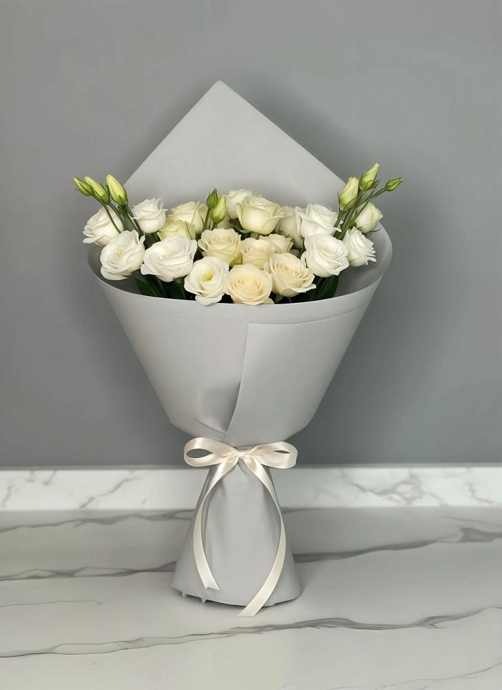 Букет цветов из: Розы и Лизиантусы в Железнодорожном Иркутской области