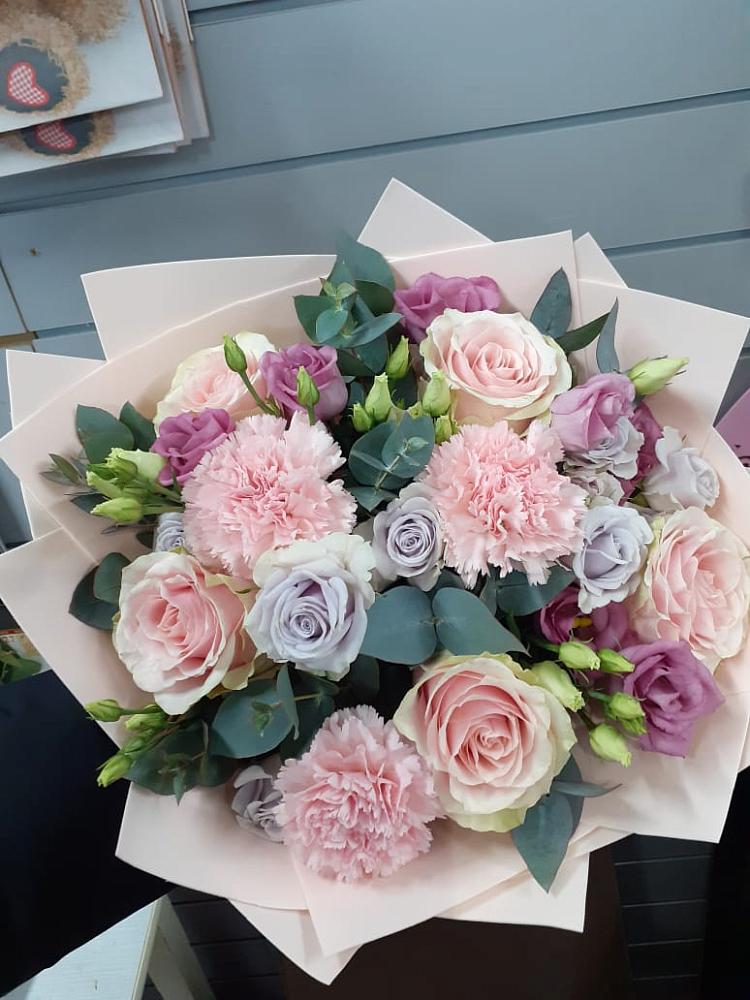 Букет цветов из: Розы, Гвоздики и Лизиантусы в Железнодорожном Иркутской области