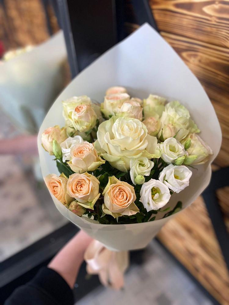 Букет цветов из: Розы и Лизиантусы в Железнодорожном Иркутской области